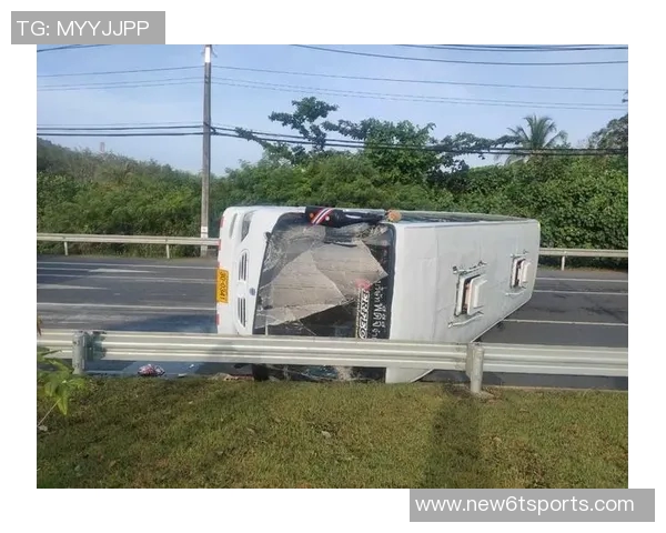 弗拉门戈球迷乘坐巴士发生翻车事故造成三人重伤 弗拉门戈球迷乘坐巴士发生翻车事故造成三人重伤